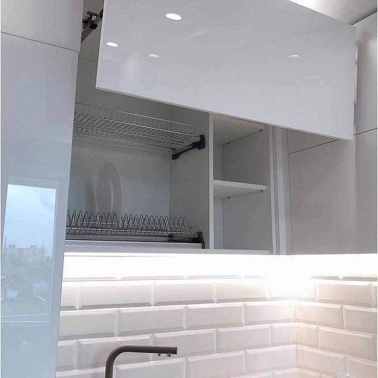 Фото угловая белая светлая глянцевая кухня с пластиковыми фасадами AGT в стиле Хай-Тек и в стиле Минимализм с пластиковой столешницей