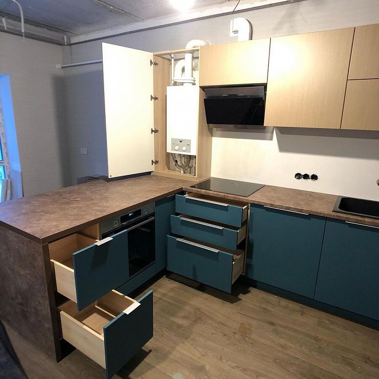 Фото угловая синяя древесная двухцветная кухня с пластиковыми фасадами в стиле Минимализм с пластиковой столешницей