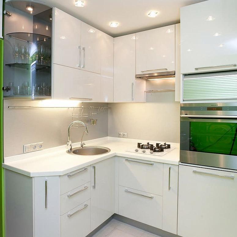Фото угловая белая светлая глянцевая кухня с пластиковыми фасадами в стиле Хай-Тек c акриловой столешницей