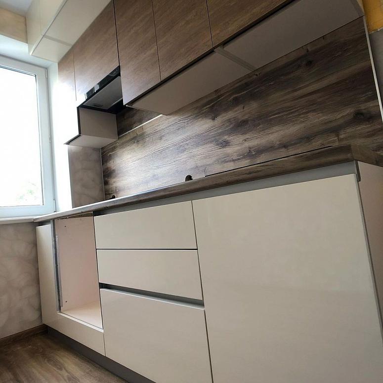 Фото прямая белая древесная двухцветная кухня с пластиковыми фасадами в стиле Хай-Тек и в стиле Минимализм с пластиковой столешницей