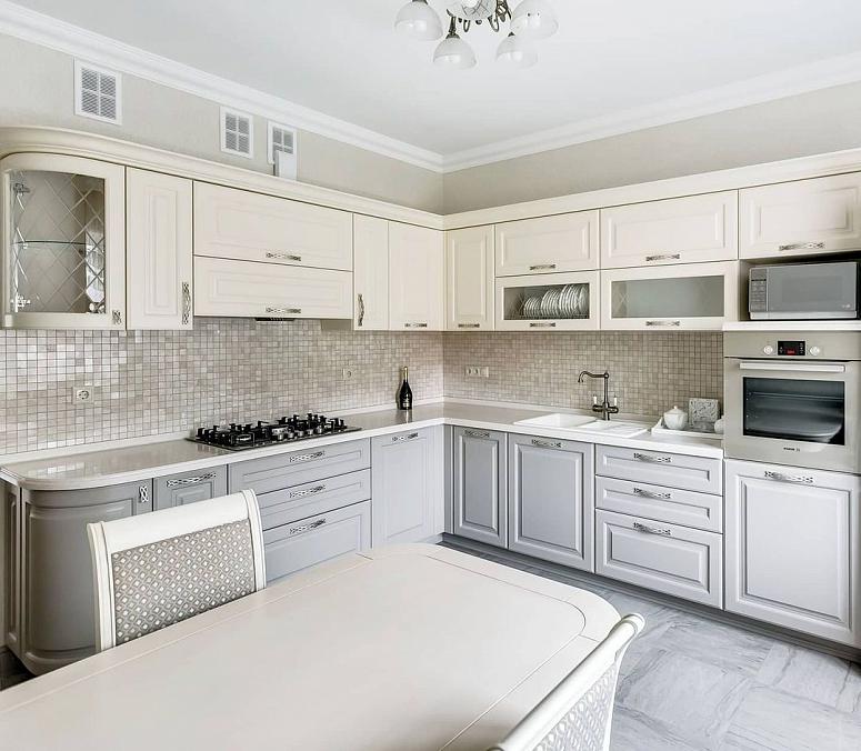 Фото угловая светлая бежевая матовая кухня с крашеными фасадами в классическом стиле с кварцевой столешницей