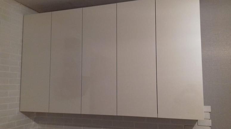 Фото угловая под бетон двухцветная матовая светлая кухня с пластиковыми фасадами в стиле Хай-Тек и в стиле Минимализм с пластиковой столешницей