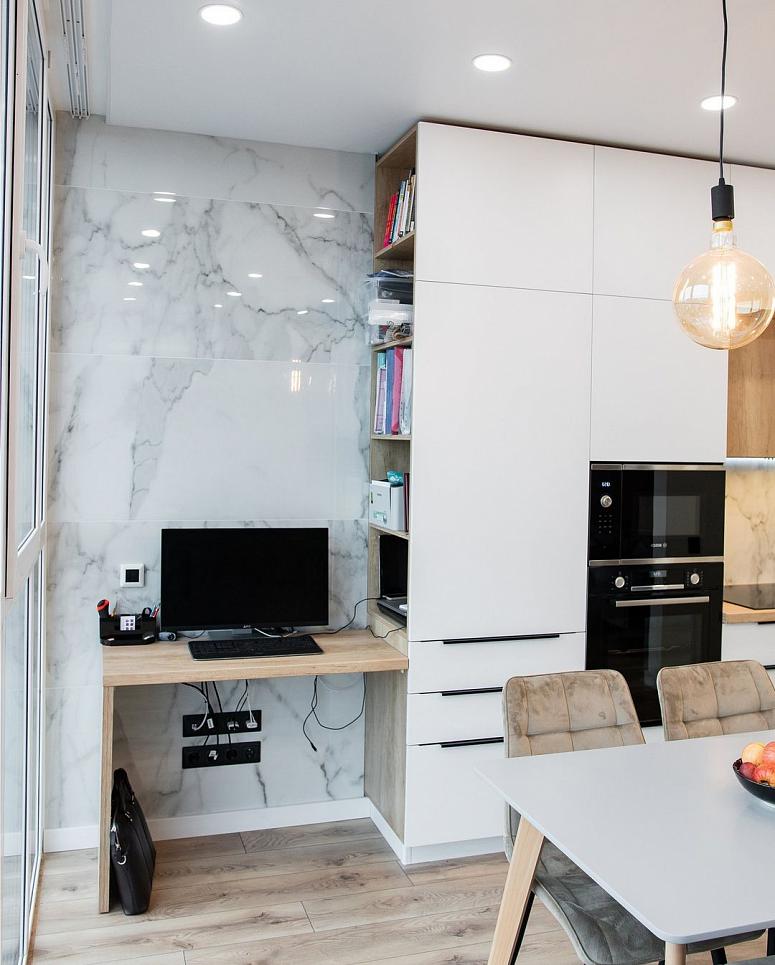 Фото угловая белая древесная двухцветная матовая светлая кухня с крашеными фасадами в стиле Хай-Тек и в стиле Минимализм с пластиковой столешницей