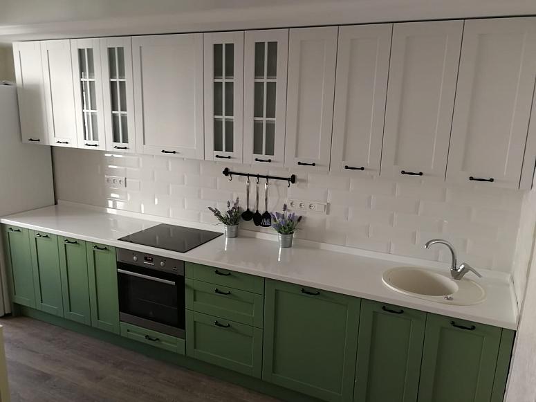 Фото прямая белая матовая светлая зеленая кухня с крашеными фасадами в неоклассическом стиле и в скандинавском стиле c акриловой столешницей