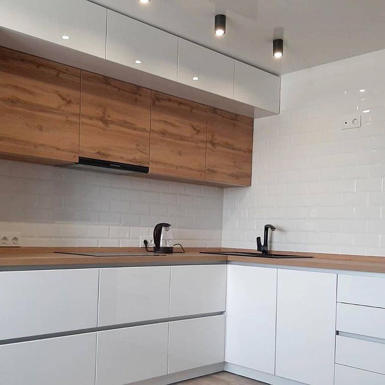 Фото угловая трехъярусная белая древесная двухцветная глянцевая светлая кухня с крашеными фасадами в стиле Хай-Тек и в стиле Минимализм с пластиковой столешницей