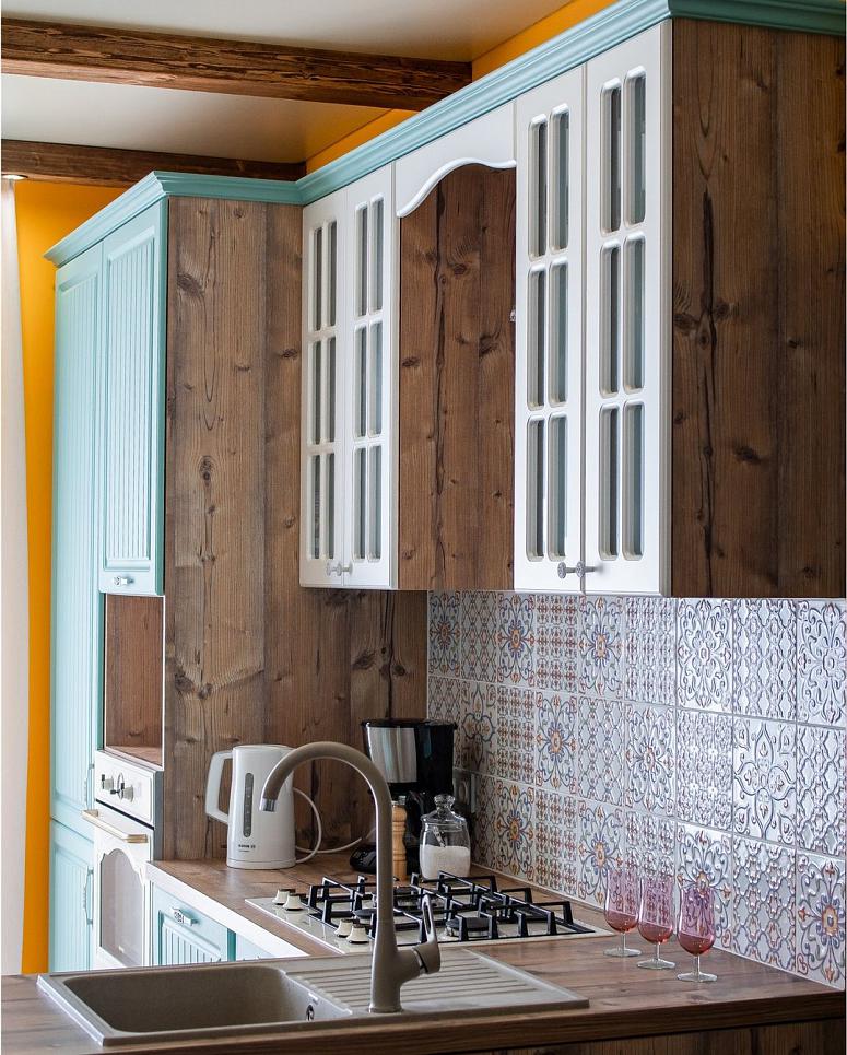 Фото угловая белая древесная двухцветная синяя яркая кухня с фасадами МДФ-ПВХ в классическом стиле с пластиковой столешницей