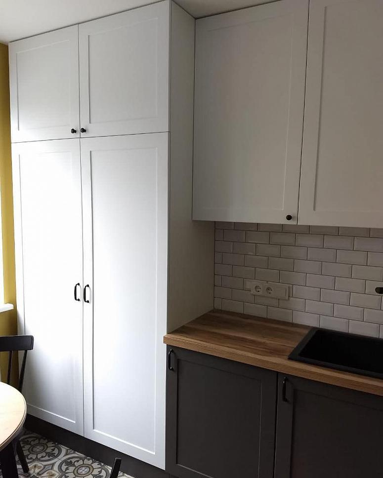 Фото угловая белая древесная двухцветная матовая серая темная кухня с крашеными фасадами в неоклассическом стиле