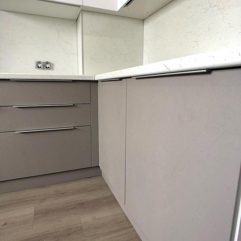 Фото угловая белая серая двухцветная кухня с фасадами МДФ-ПВХ в стиле Хай-Тек и в стиле Минимализм