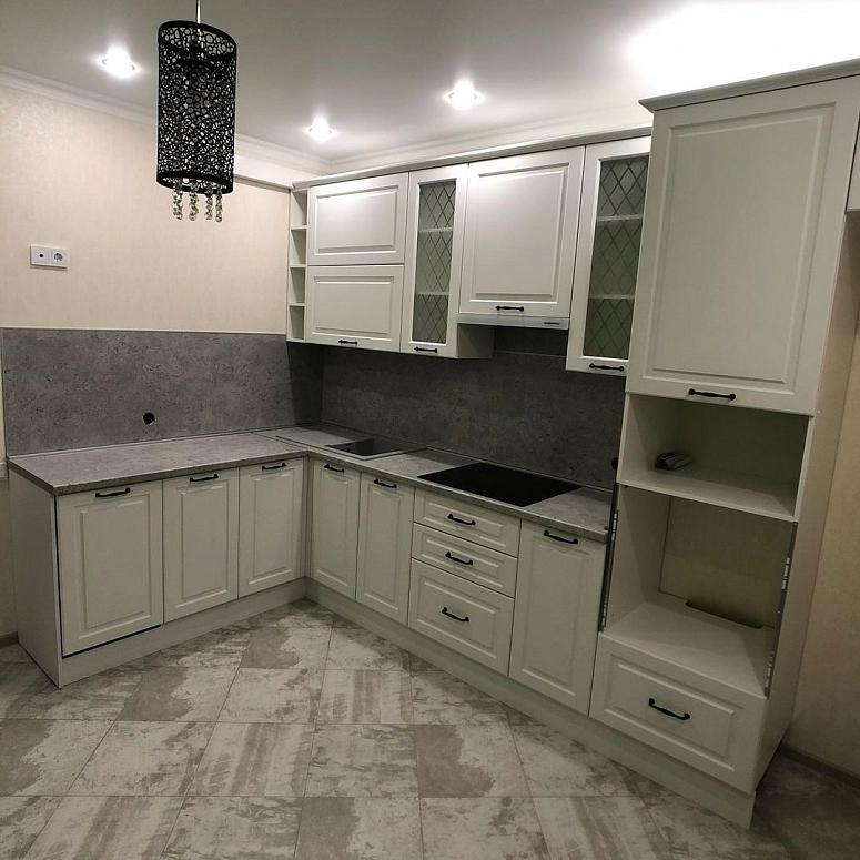 Фото угловая белая матовая кухня с крашеными фасадами в неоклассическом стиле с пластиковой столешницей