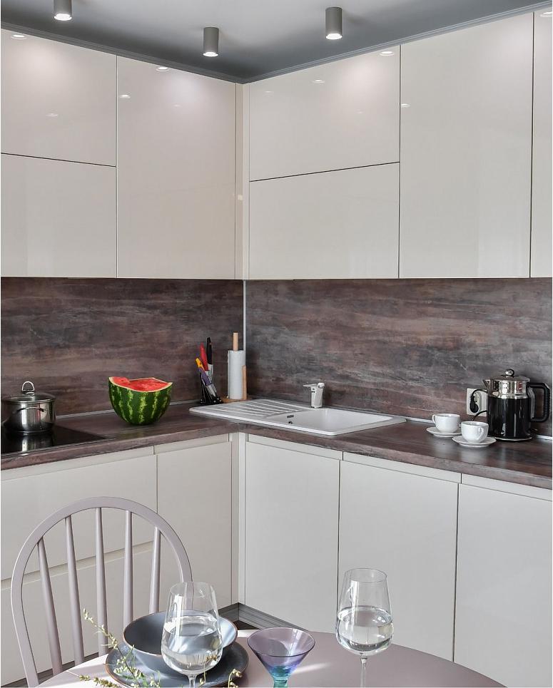 Фото угловая белая светлая кухня с крашеными фасадами в стиле Хай-Тек и в стиле Минимализм