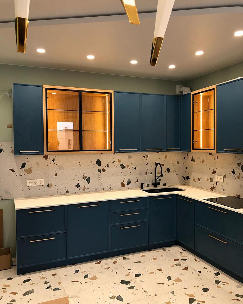 Фото угловая яркая синяя матовая кухня с крашеными фасадами в неоклассическом стиле с кварцевой столешницей