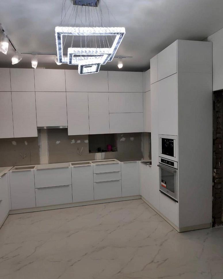 Фото п-образная белая кухня с крашеными фасадами в стиле Хай-Тек и в стиле Минимализм