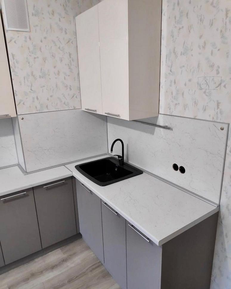 Фото угловая белая серая матовая кухня с фасадами МДФ-ПВХ в стиле Хай-Тек с пластиковой столешницей