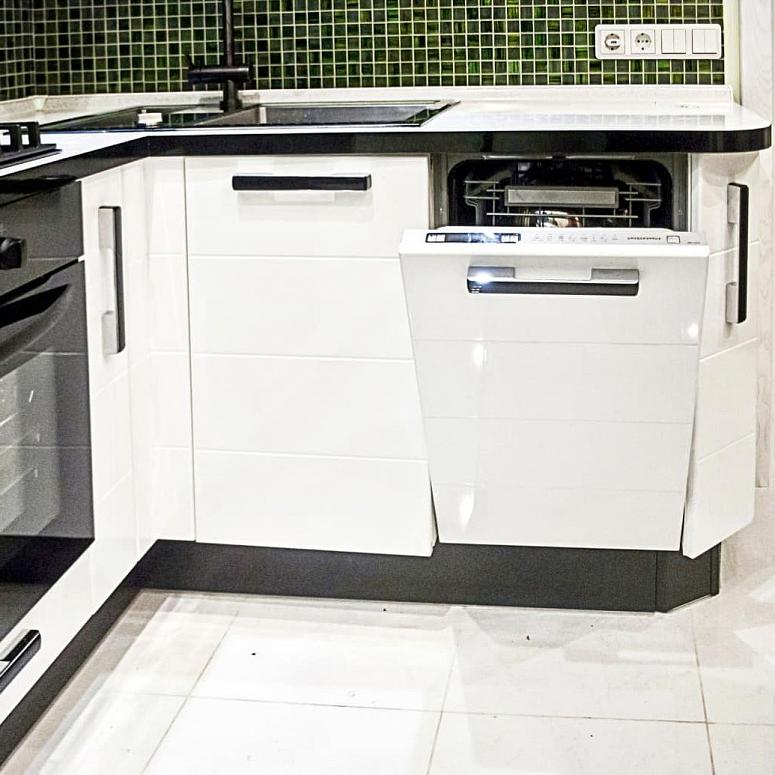 Фото п-образная белая глянцевая кухня с фасадами МДФ-ПВХ в стиле Хай-Тек с пластиковой столешницей
