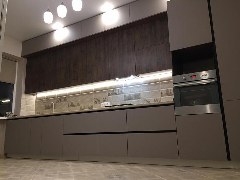 Фото прямая трехъярусная бежевая древесная двухцветная матовая темная кухня с фасадами МДФ-ПВХ в стиле Минимализм с пластиковой столешницей