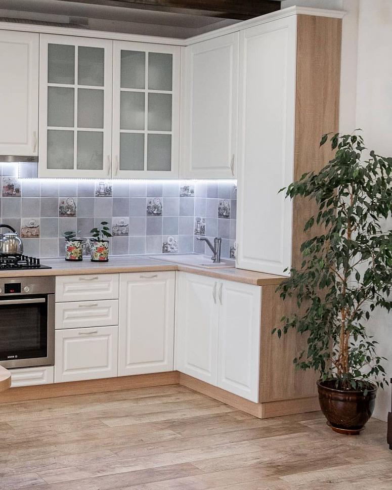 Фото угловая белая светлая матовая кухня с фасадами МДФ-ПВХ в неоклассическом стиле с пластиковой столешницей