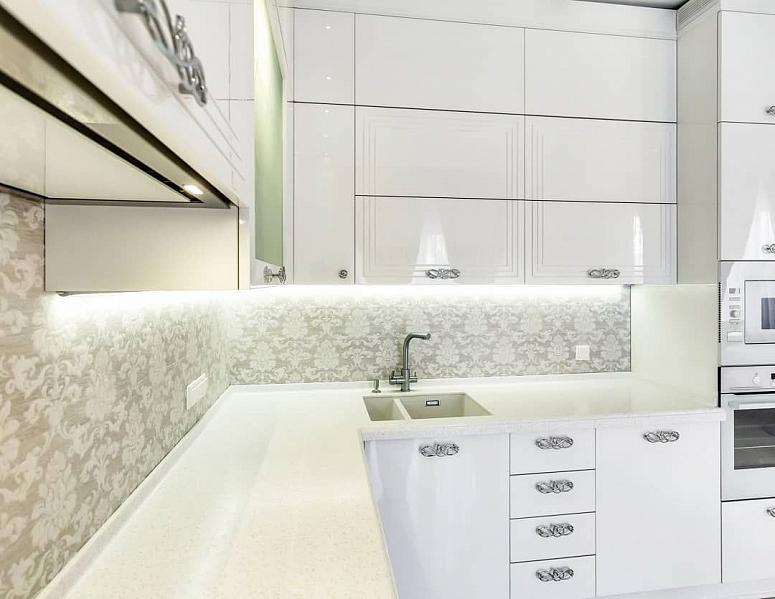 Фото угловая трехъярусная белая матовая кухня с крашеными фасадами в стиле Хай-Тек и в неоклассическом стиле c акриловой столешницей