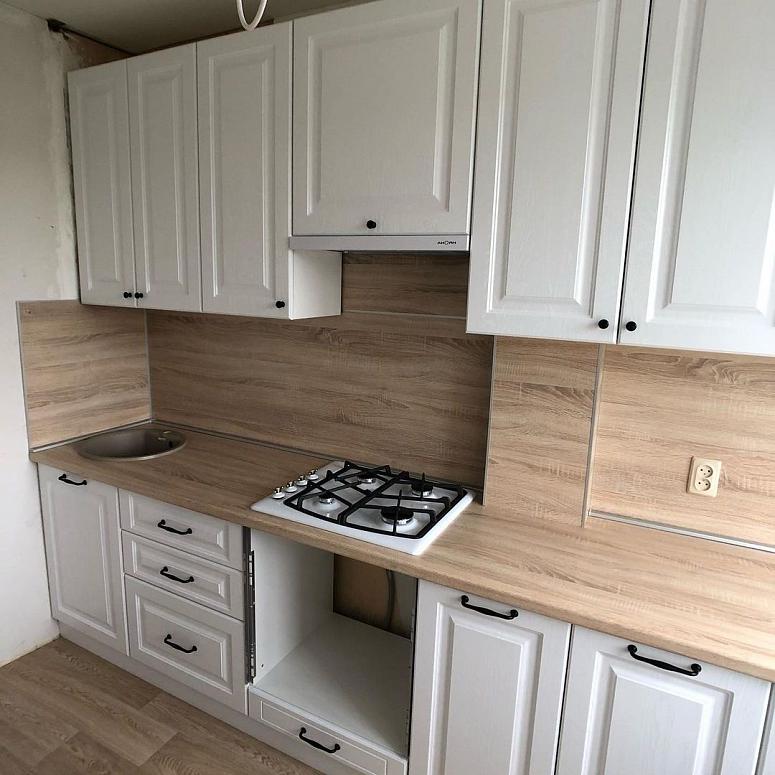 Фото прямая белая древесная матовая кухня с фасадами МДФ-ПВХ в неоклассическом стиле с пластиковой столешницей