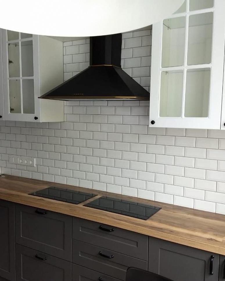 Фото угловая белая древесная двухцветная матовая серая темная кухня с крашеными фасадами в неоклассическом стиле