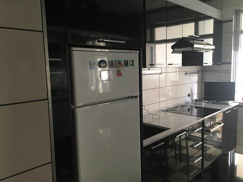 Фото прямая черная глянцевая темная кухня из акрила с пластиковыми фасадами в стиле Хай-Тек c акриловой столешницей