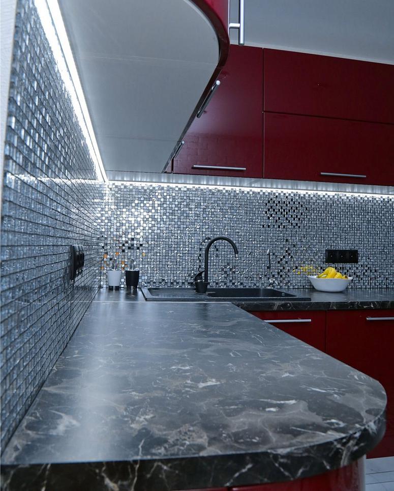 Фото угловая яркая красная глянцевая кухня с фасадами МДФ-ПВХ в стиле Хай-Тек с пластиковой столешницей