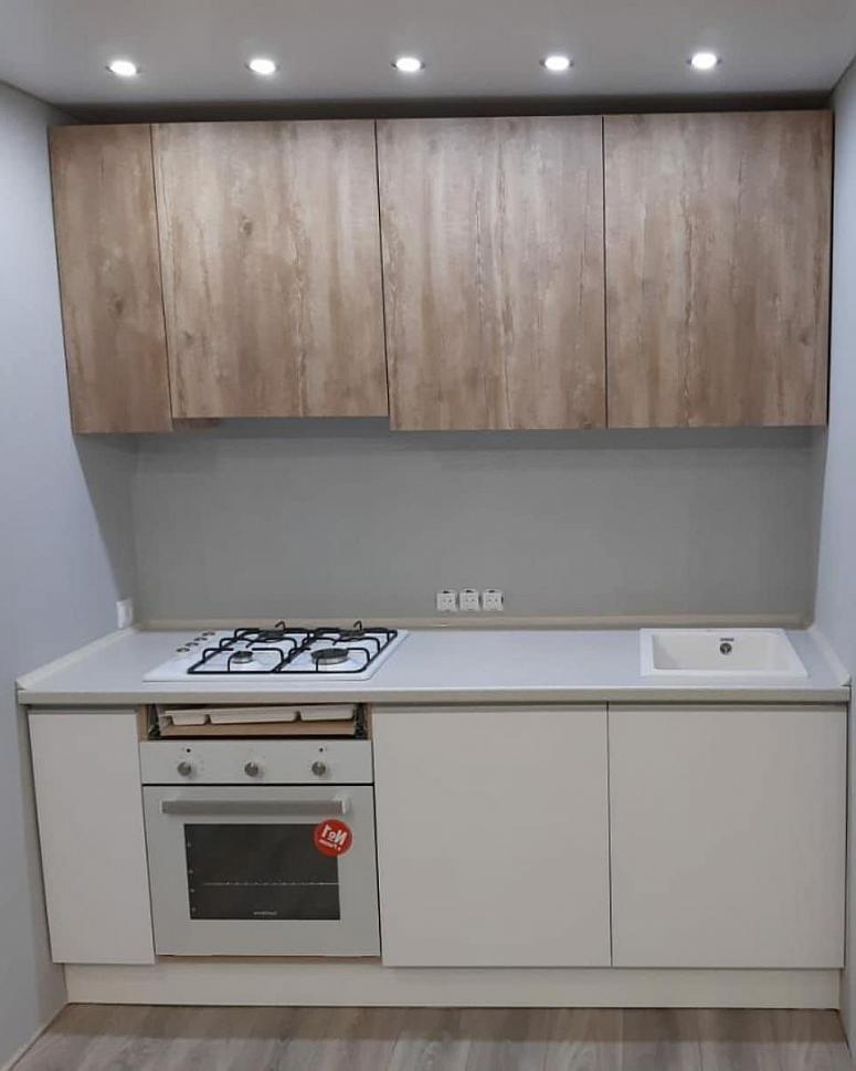 Фото прямая белая древесная двухцветная кухня с пластиковыми фасадами с крашеными фасадами AGT в стиле Минимализм с пластиковой столешницей