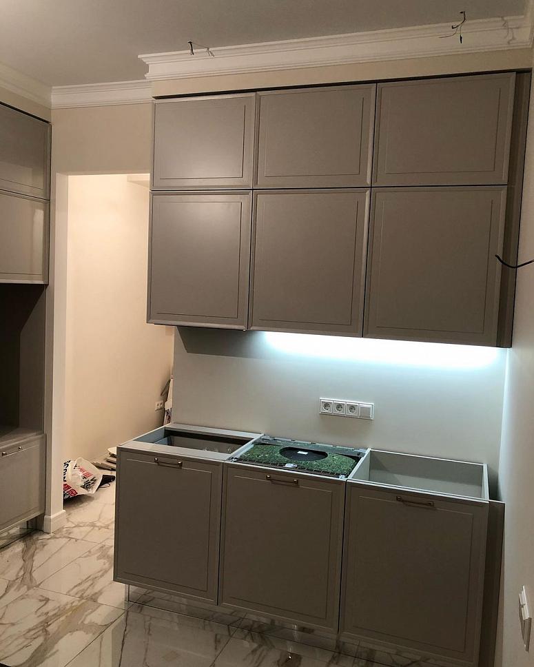 Фото прямая светлая серая матовая кухня с крашеными фасадами в неоклассическом стиле