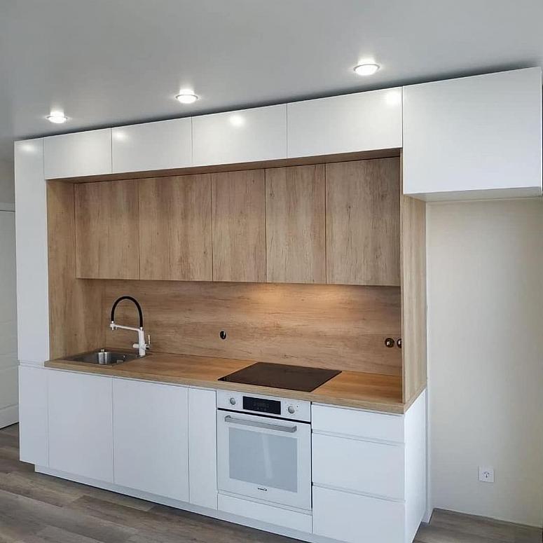 Фото прямая трехъярусная белая древесная двухцветная матовая светлая кухня с пластиковыми фасадами с крашеными фасадами AGT в стиле Минимализм с пластиковой столешницей