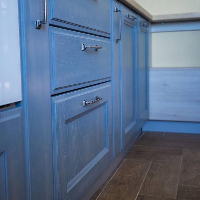 Фото прямая с барной стойкой яркая синяя древесная кухня из массива в неоклассическом стиле с пластиковой столешницей