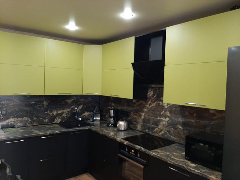 Фото угловая черная двухцветная матовая оливковая яркая кухня с пластиковыми фасадами с фасадами Fenix в стиле Хай-Тек с пластиковой столешницей
