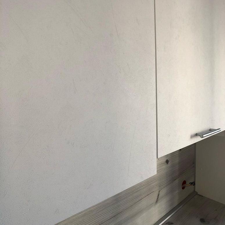 Фото угловая белая под бетон двухцветная серая кухня с фасадами МДФ-ПВХ в стиле Хай-Тек с пластиковой столешницей