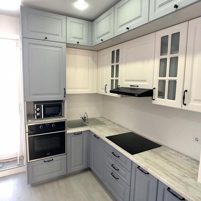 Фото трехъярусная п-образная белая двухцветная матовая серая кухня с крашеными фасадами в неоклассическом стиле с пластиковой столешницей