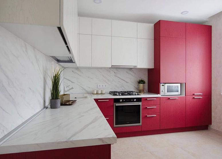 Фото угловая белая двухцветная красная матовая яркая кухня с фасадами МДФ-ПВХ в стиле Хай-Тек с пластиковой столешницей
