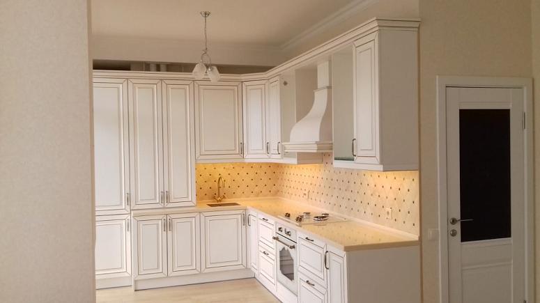 Фото угловая белая бежевая матовая кухня с крашеными фасадами в классическом стиле и в скандинавском стиле c акриловой столешницей