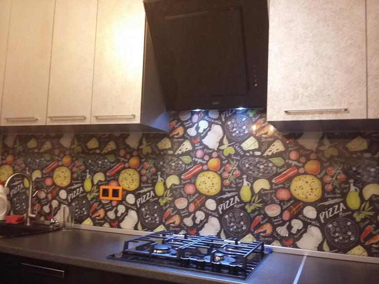 Фото угловая п-образная под бетон черная серая темная яркая кухня с пластиковыми фасадами в стиле Хай-Тек и в стиле Минимализм с пластиковой столешницей