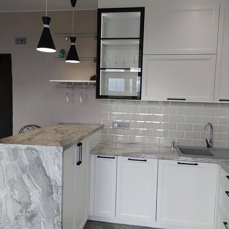 Фото кухня с крашеными фасадами в неоклассическом стиле с пластиковой столешницей