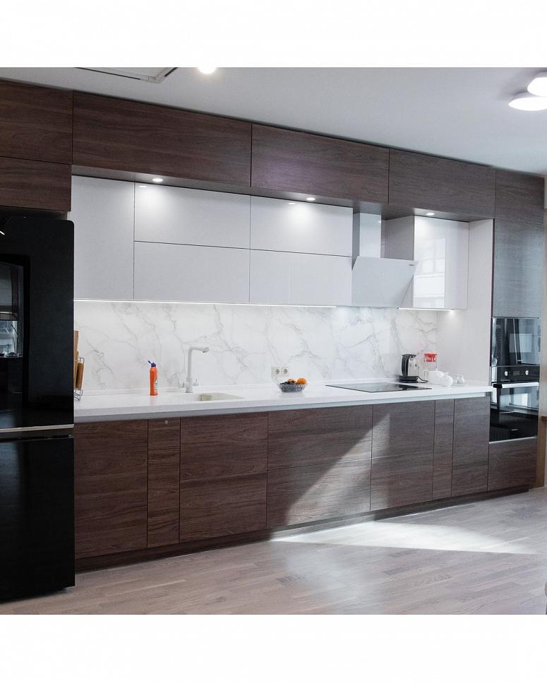 Фото прямая трехъярусная белая древесная двухцветная кухня с пластиковыми фасадами с крашеными фасадами в стиле Хай-Тек и в стиле Минимализм c акриловой столешницей