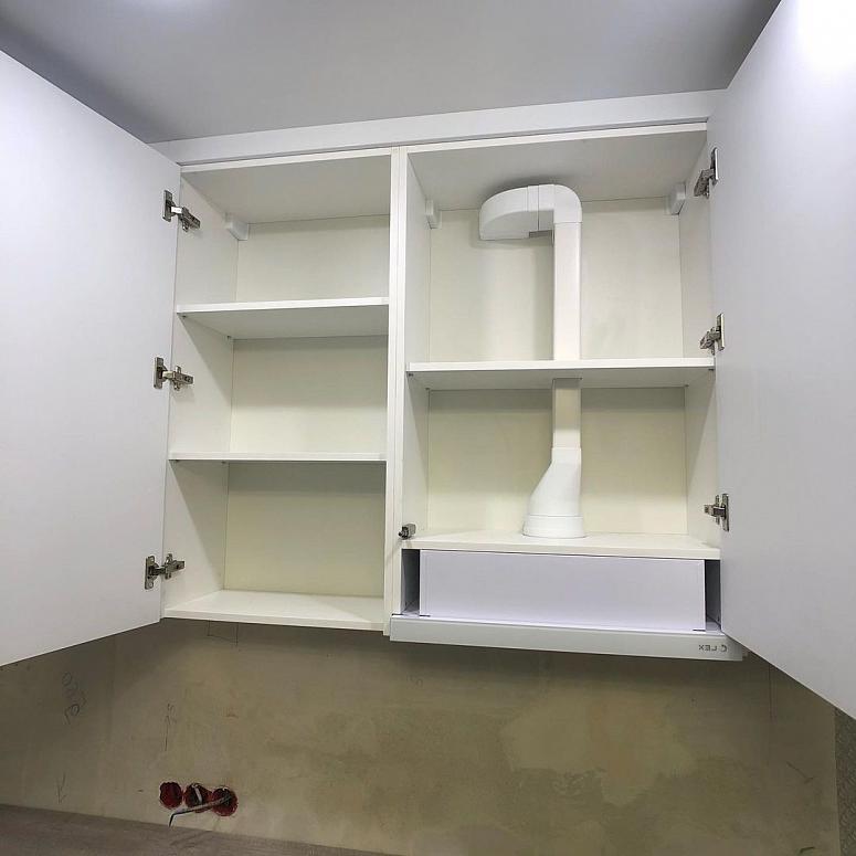 Фото прямая белая глянцевая светлая кухня с фасадами МДФ-ПВХ в стиле Хай-Тек и в стиле Минимализм с пластиковой столешницей