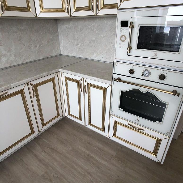 Фото угловая белая светлая матовая кухня с крашеными фасадами в классическом стиле с пластиковой столешницей