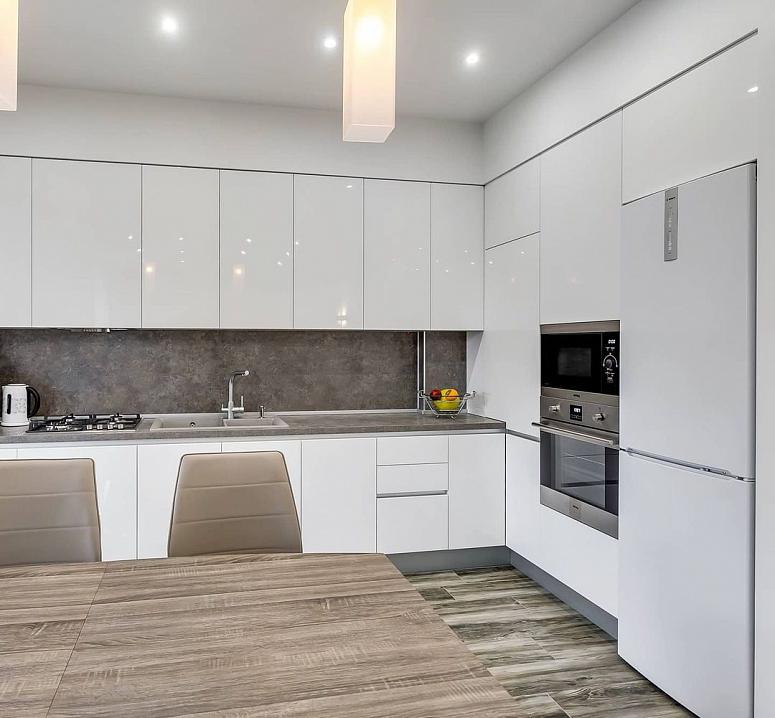 Фото угловая белая светлая кухня из акрила в стиле Хай-Тек и в стиле Минимализм с пластиковой столешницей