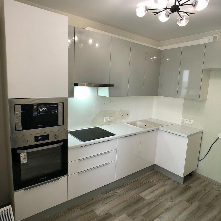 Фото угловая белая двухцветная серая кухня с фасадами МДФ-ПВХ в стиле Хай-Тек и в стиле Минимализм с пластиковой столешницей