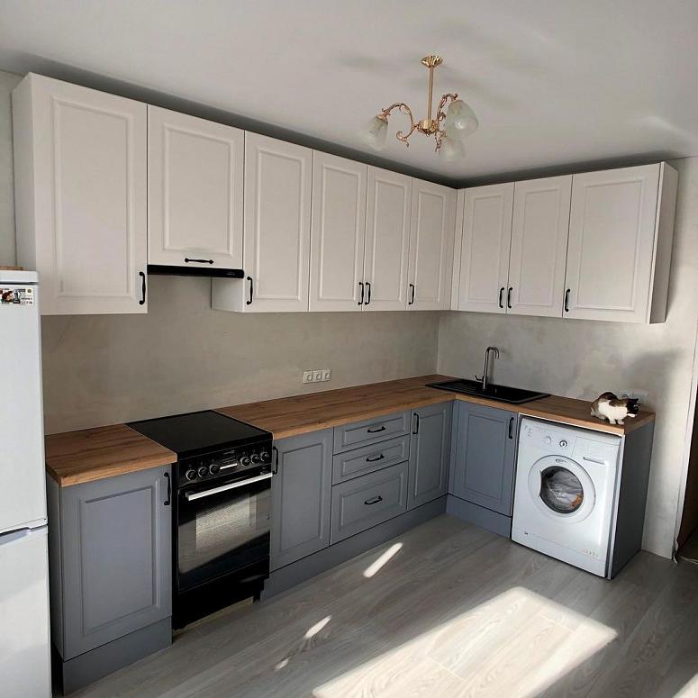 Фото угловая белая двухцветная серая светлая кухня с крашеными фасадами в неоклассическом стиле с пластиковой столешницей