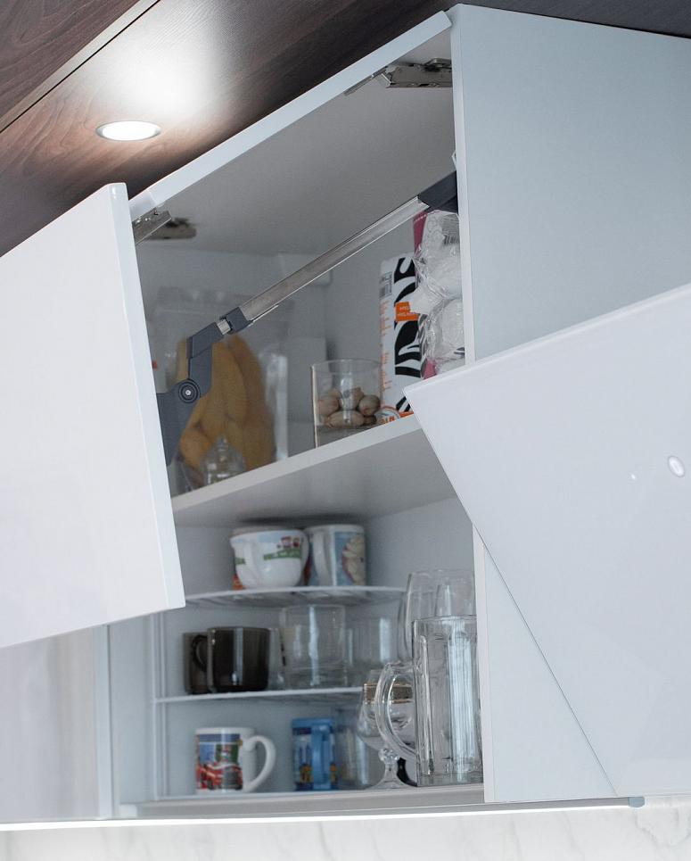 Фото прямая трехъярусная белая древесная двухцветная кухня с пластиковыми фасадами с крашеными фасадами в стиле Хай-Тек и в стиле Минимализм c акриловой столешницей