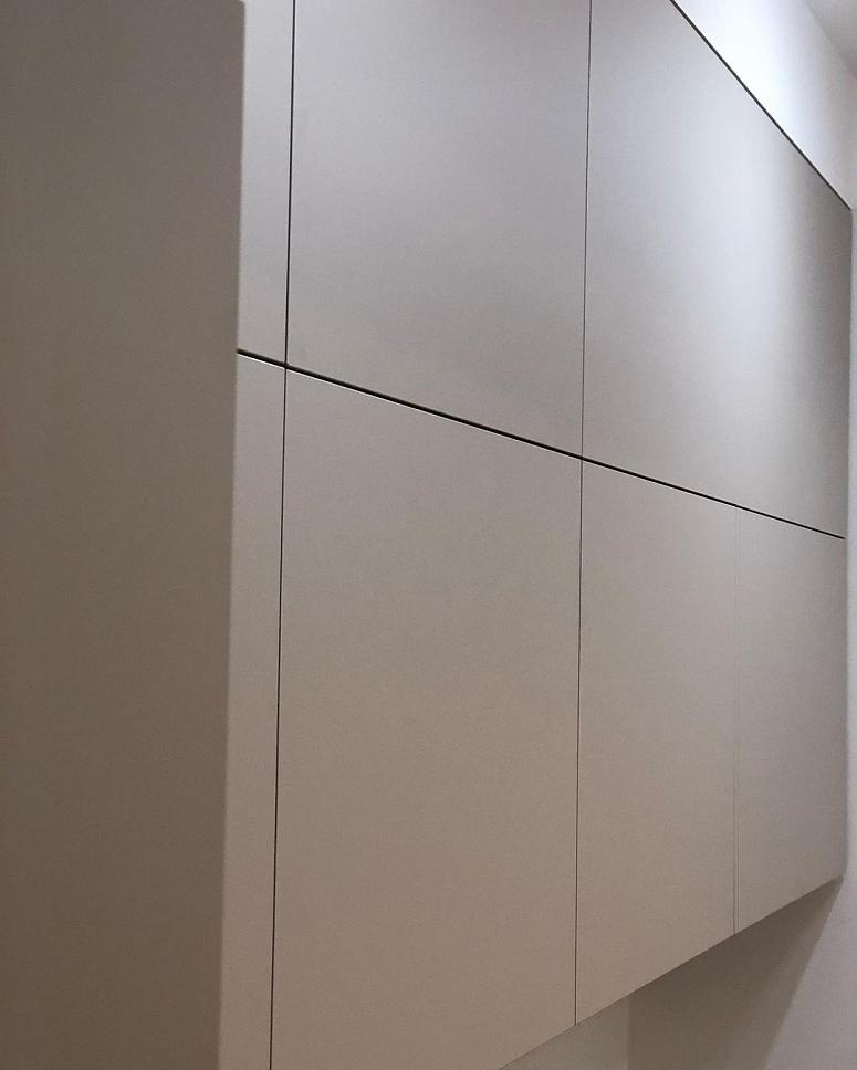 Фото прямая п-образная светлая бежевая матовая кухня с фасадами Fenix в стиле Минимализм