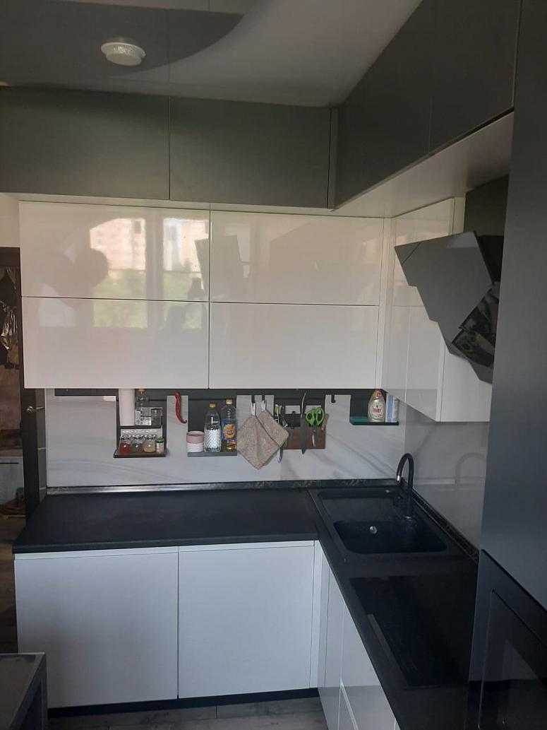 Фото угловая трехъярусная с островом белая двухцветная глянцевая матовая серая светлая кухня с крашеными фасадами в стиле Минимализм