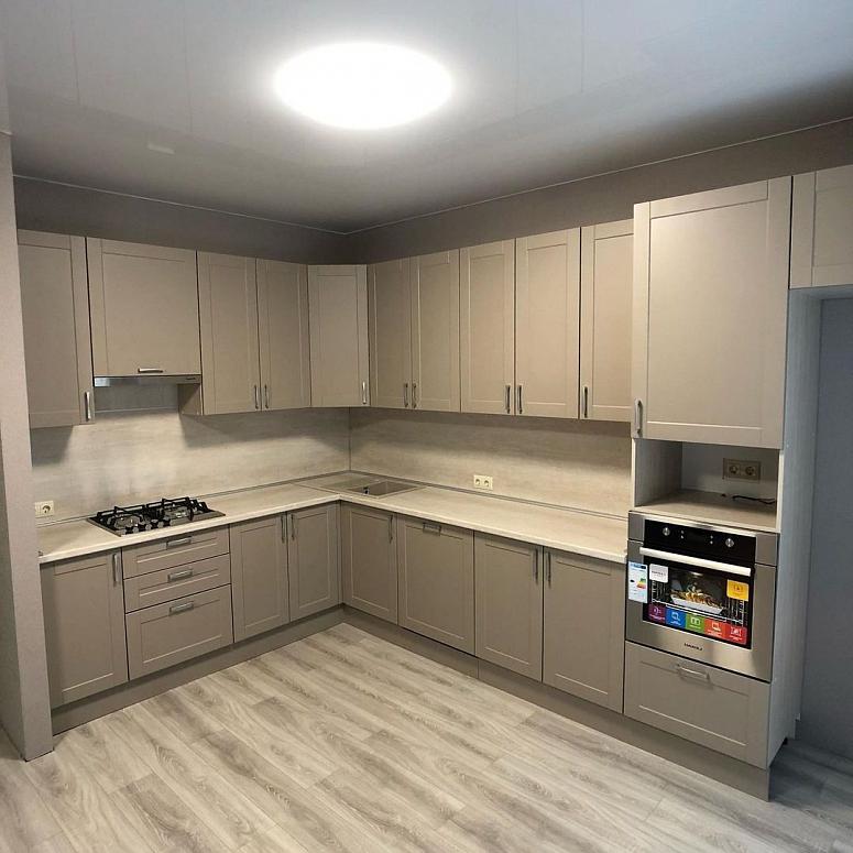 Фото угловая бежевая матовая кухня с крашеными фасадами в неоклассическом стиле