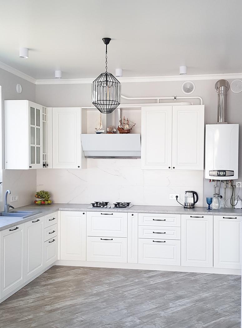 Фото угловая белая матовая кухня с крашеными фасадами в неоклассическом стиле и в скандинавском стиле с пластиковой столешницей