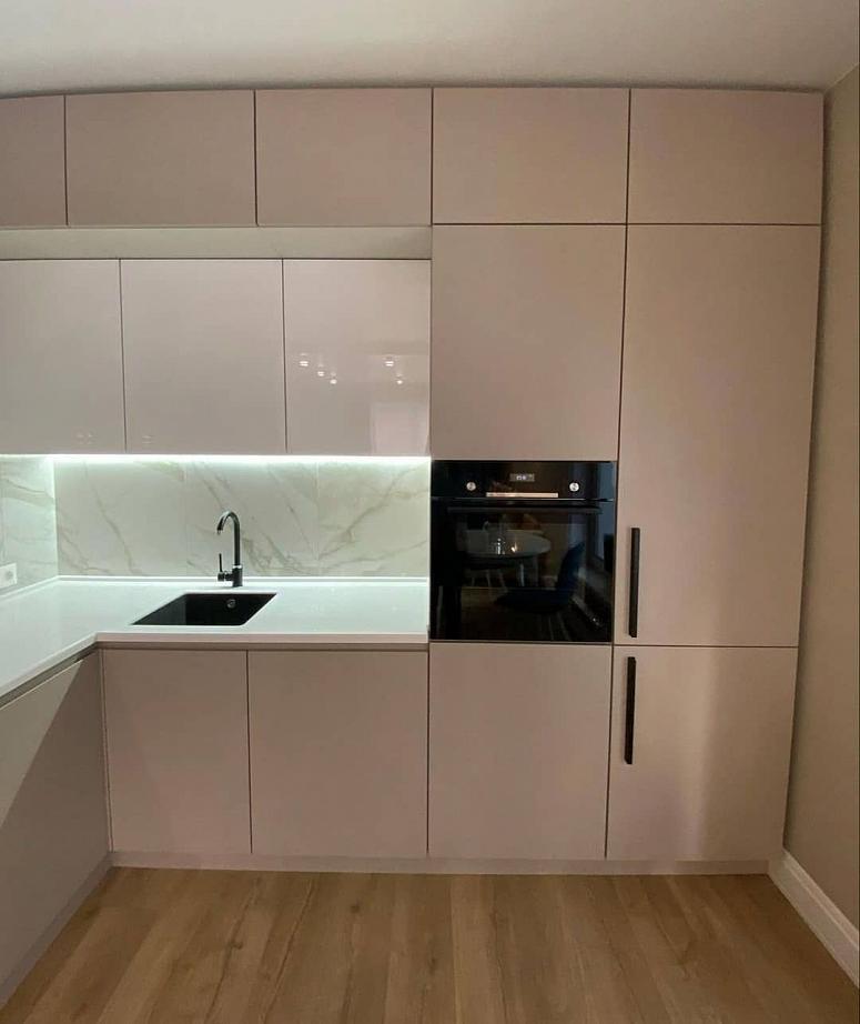 Фото угловая трехъярусная белая бежевая двухцветная глянцевая матовая светлая кухня с крашеными фасадами в стиле Минимализм c акриловой столешницей