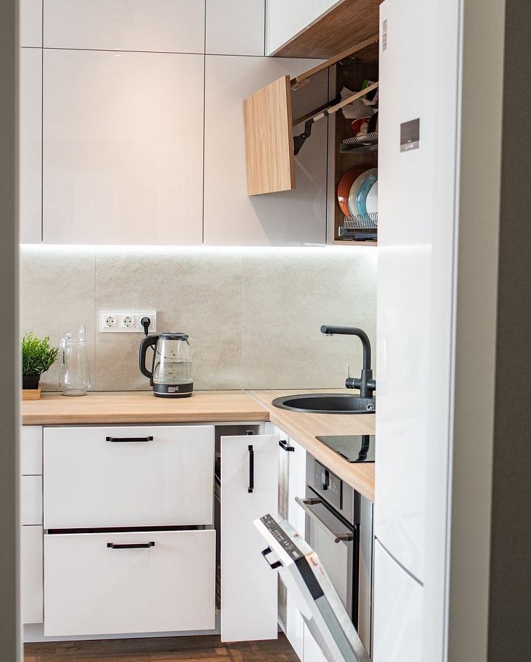 Фото угловая трехъярусная белая древесная двухцветная светлая кухня из акрила в стиле Хай-Тек и в стиле Минимализм с пластиковой столешницей