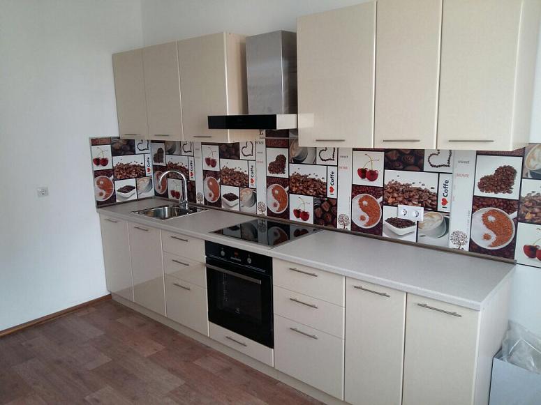 Фото прямая бежевая глянцевая светлая кухня с пластиковыми фасадами в стиле Хай-Тек с пластиковой столешницей